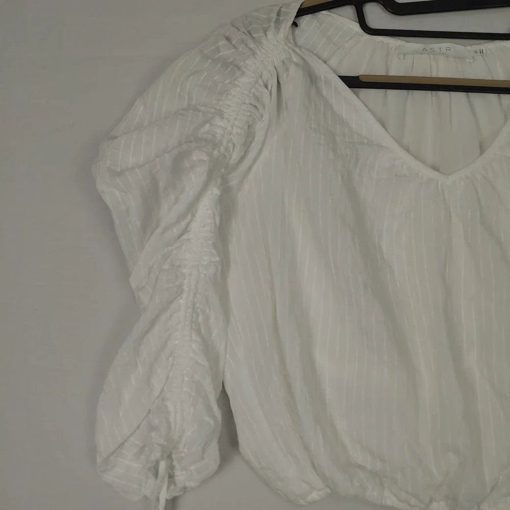ASTR The Label Sz XS White Blouse Ruched Puff Sleeve Womens Renaissance Cropped